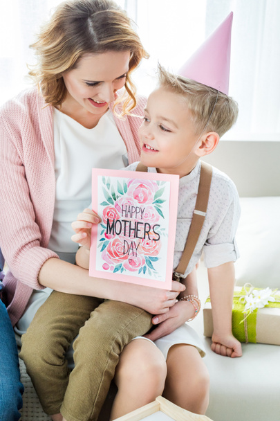 Mother and son holding greeting card  - Fotoğraf, Görsel
