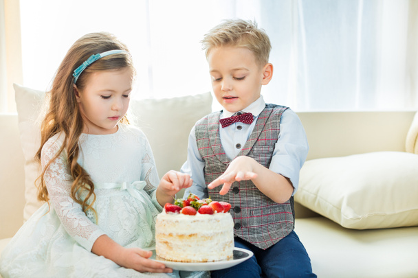 Siblings holding cake - Foto, imagen