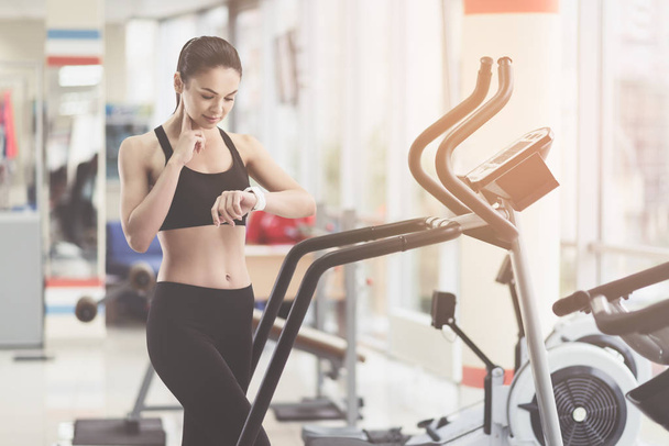 Slim woman measuring her pulse rate in a gym - Фото, зображення