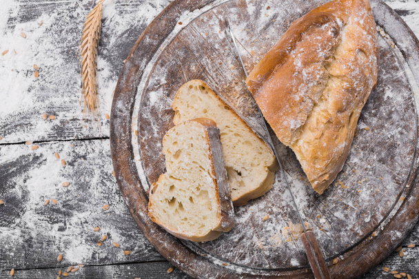 Bakery concept background. White sliced bread and knife - Foto, Bild