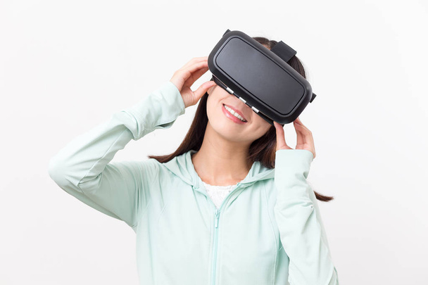 Женщина смотрит через устройство виртуальной реальности
 - Фото, изображение