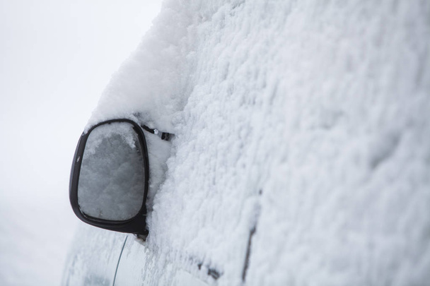 Espejo de coche cubierto de nieve
 - Foto, imagen