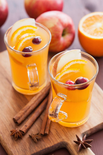 cydr pomarańczowy z cynamonowym napojem rozgrzewającym - Zdjęcie, obraz
