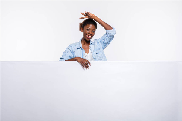 fekete nő fehér üres panel  - Fotó, kép