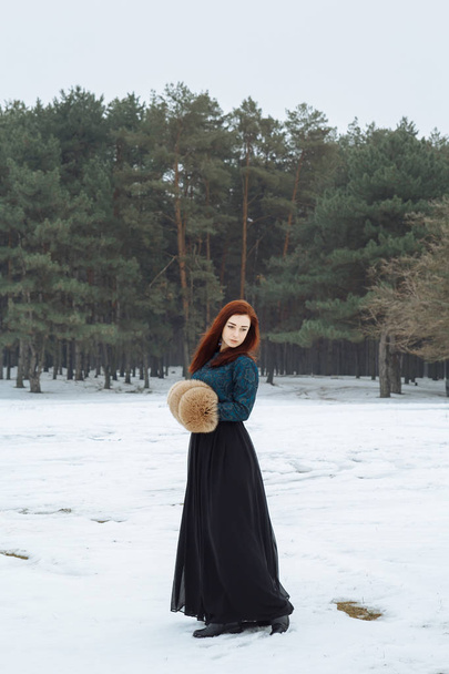 дівчина в зимовому лісі
 - Фото, зображення