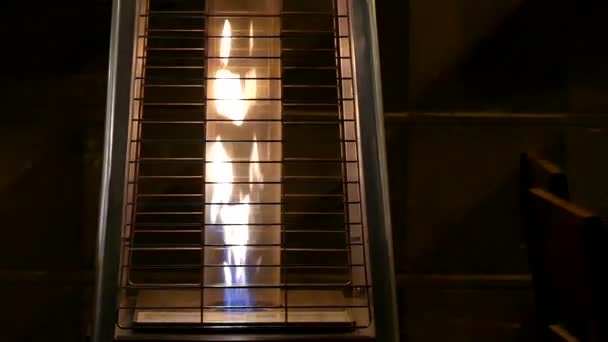 egy lenyűgöző Torchere rendelkező erős láng is állt egy ablak bolt. - Felvétel, videó