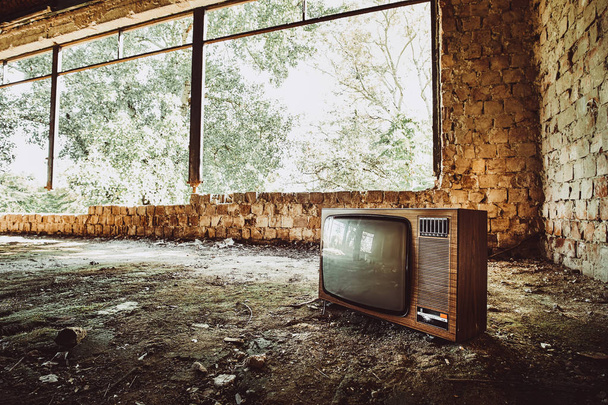 Oude TV in een verlaten gebouw - Foto, afbeelding