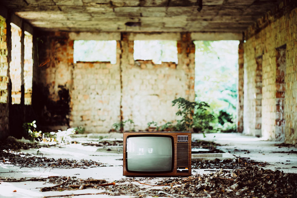 Vecchia televisione in edificio abbandonato
 - Foto, immagini