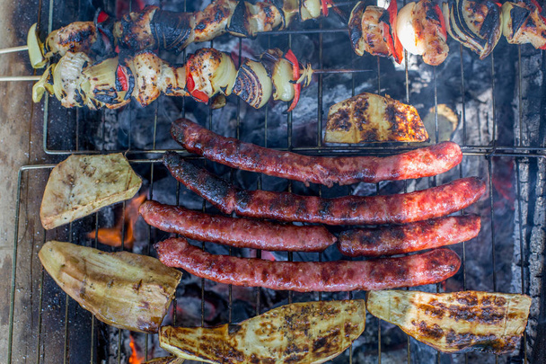 grelha exterior com salsicha, frango e abobrinha
  - Foto, Imagem