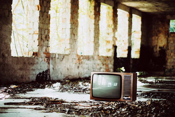 Old television in abandoned building - Φωτογραφία, εικόνα