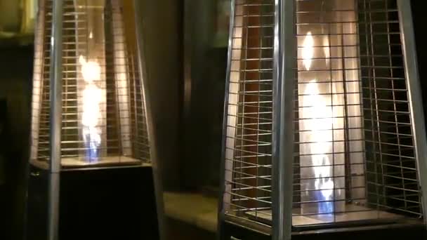 Yavaş çekimde bir pencere dükkanında iki şık zemin lamba şeffaf tüpler ve onlara etkileyici alev ile ayakta. - Video, Çekim