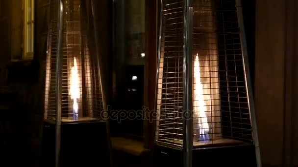 Dos antorchas con tubos transparentes y luz brillante en ellas de pie en un escaparate
 - Imágenes, Vídeo