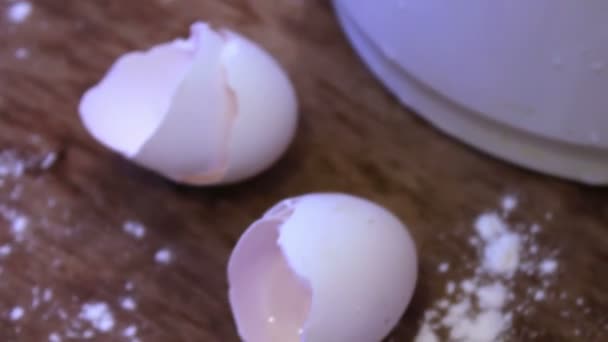 Μαστιγωμα ολόκληρα αυγά ένα με έναν ηλεκτρικό αναμίκτη - Πλάνα, βίντεο