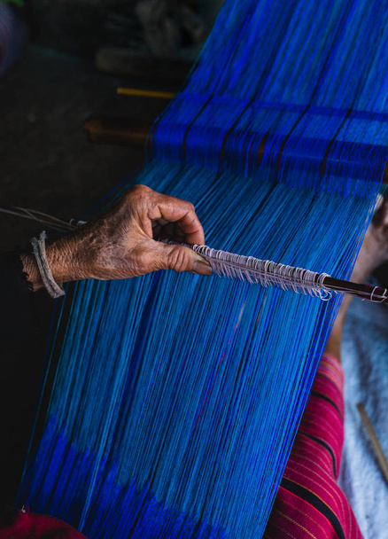 Vrouw weven draden - Foto, afbeelding