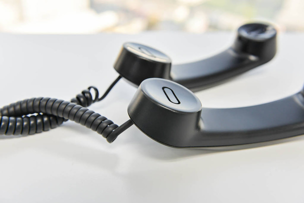 Telefon słuchawki linii spirali - koncepcja połączenia konferencyjnego - Zdjęcie, obraz