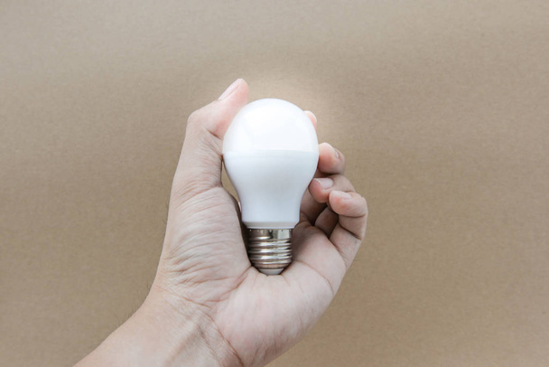 LED žárovka s osvětlením na lidské ruce - Fotografie, Obrázek