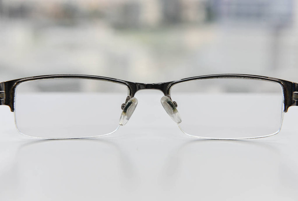Szemüveg - szemüveg, a fehér asztal - Fotó, kép