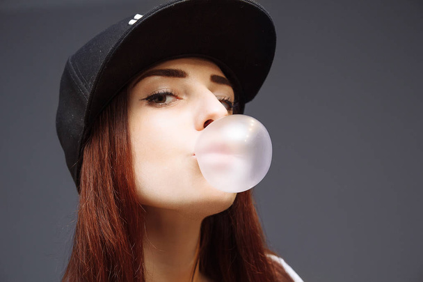 Chica infla goma de mascar
 - Foto, imagen