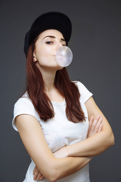 Meisje wordt opgeblazen kauwgom - Foto, afbeelding
