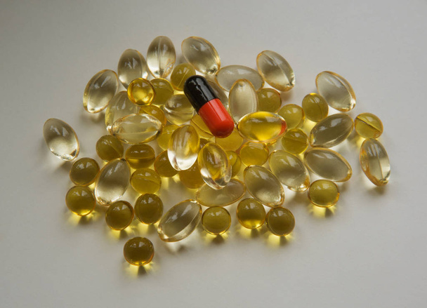 helle Pille über transparenten Kapseln - Foto, Bild