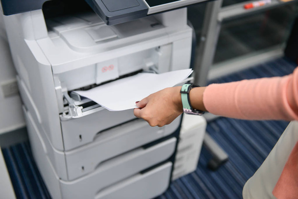 Kobieta jest korzystanie z drukarki do skanowania dokumentu - Zdjęcie, obraz
