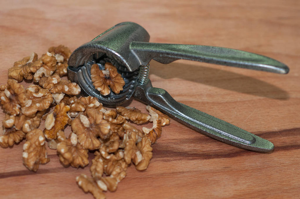 tongs for chopping walnuts and shelled walnut - Valokuva, kuva