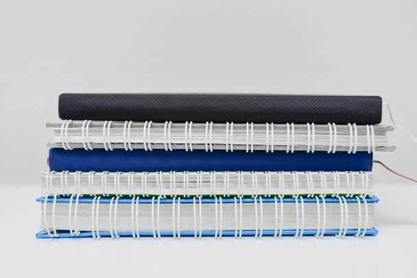 stapel notebooks  - Foto, afbeelding