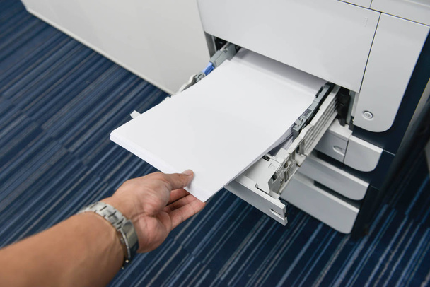 Перезагрузка бумаги в лоток для принтера
 - Фото, изображение