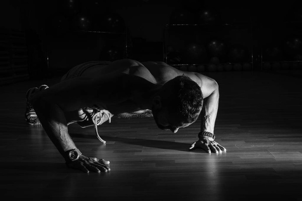 Modelo de fitness exercitando sit ups e crunches. Poço muscular bui
 - Foto, Imagem