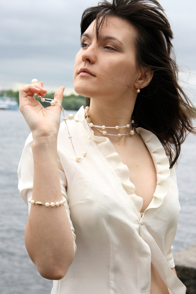 Femme avec perles et bracelet
 - Photo, image