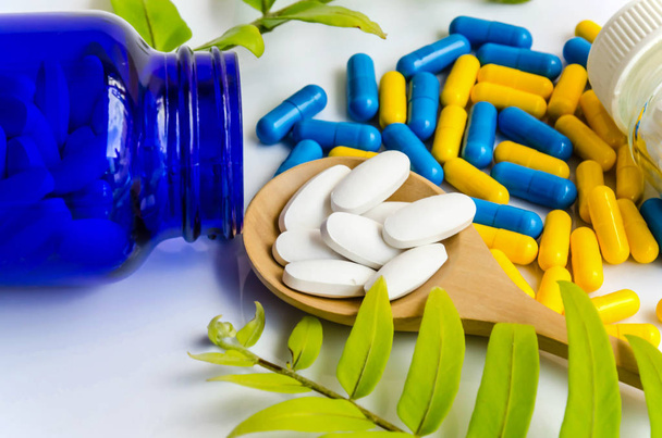 fehér készítmény tabletta & sárga tabletta gyógyszert & gyógynövény gyógyszer  - Fotó, kép