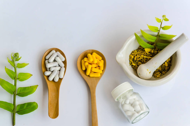 προετοιμασία λευκό χάπια & κίτρινο χάπια ιατρικής & βότανο ιατρική  - Φωτογραφία, εικόνα