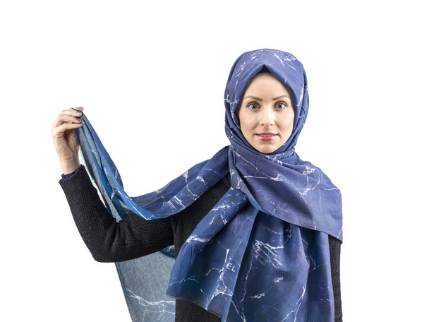 Nuoret musliminaiset islamilaisessa mekossa ja huivissa
 - Valokuva, kuva