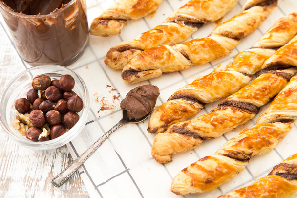 Los pasteles caseros - la hojaldre con la pasta de chocolate. tortas retorcidas con chocolate
. - Foto, Imagen