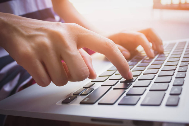 Женщина сидит с помощью руки ноутбука на клавиатуре. винтажный эффект
 - Фото, изображение