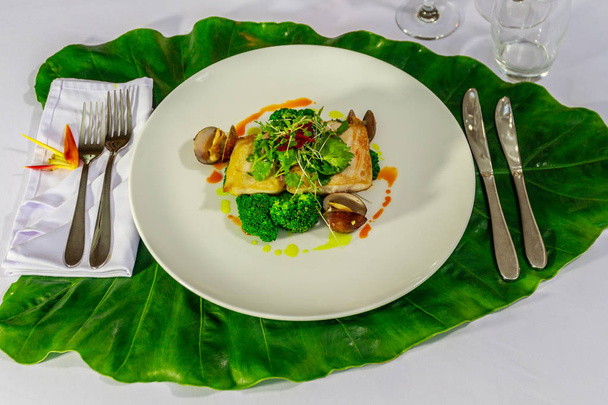 Филе махи-махи и моллюски с брокколи, лук, окрашенный в свекольный сок, петрушку и ростки бобов
 - Фото, изображение