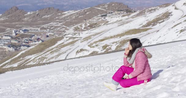 Młoda kobieta na szczycie snowy mountain - Materiał filmowy, wideo