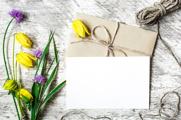 buquê de flores silvestres e cartão branco em branco
 - Foto, Imagem