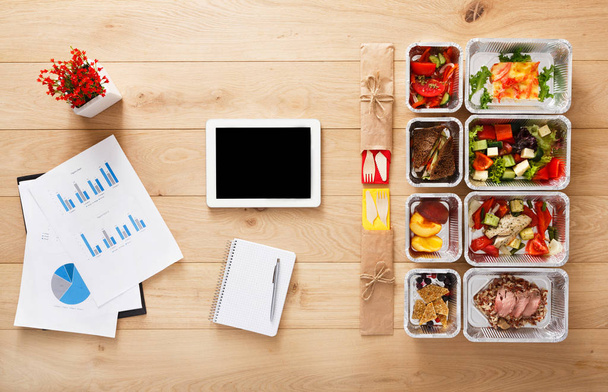 Almuerzo de oficina saludable en cajas, vista superior en madera
 - Foto, imagen