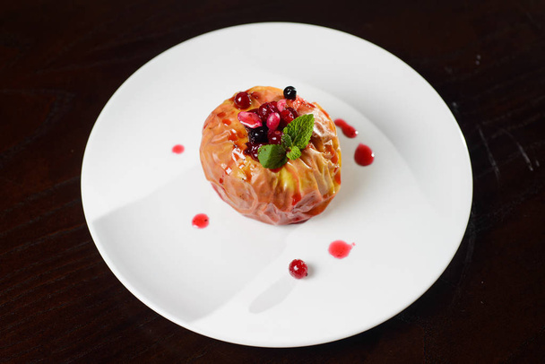 delicious dessert freshly baked organic apples with berries - Фото, зображення