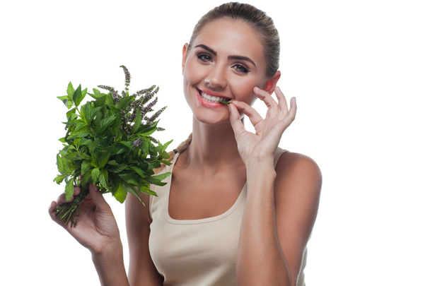 Happy young woman with a bundle of fresh mint. Concept vegetaria - Foto, immagini