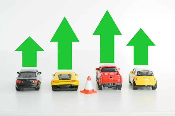 Παιχνίδι αυτοκίνητα μοντέλα με πράσινα βέλη υποδεικνύοντας αυτοκίνητη βιομηχανία ανάπτυξης - Φωτογραφία, εικόνα