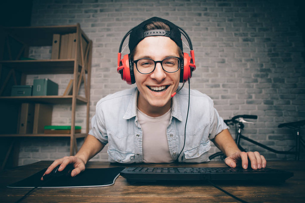 Young man playing game at home and streaming playthrough or walkthrough video - Foto, Imagen