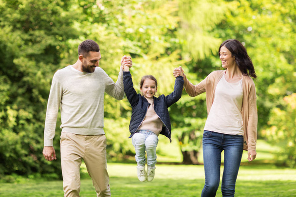 ευτυχισμένη οικογένεια περπάτημα στο πάρκο καλοκαίρι και τη διασκέδαση - Φωτογραφία, εικόνα