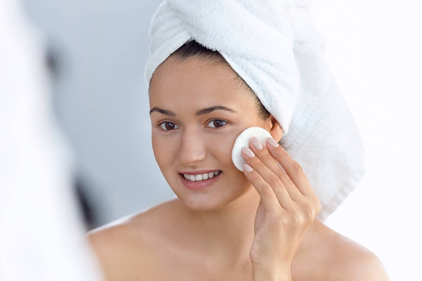Beautiful girl cleaning face - Foto, imagen
