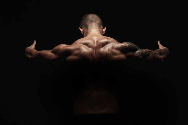 Неузнаваемый человек показывает сильные мышцы шеи крупным планом
 - Фото, изображение