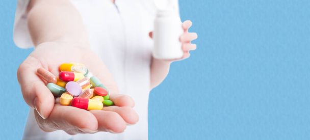 Pillole, compresse e farmaci in mano medico
 - Foto, immagini