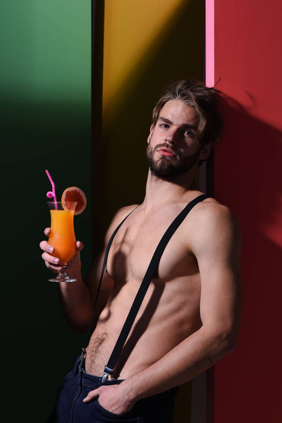 handsome muscular man with cocktail - Фото, изображение