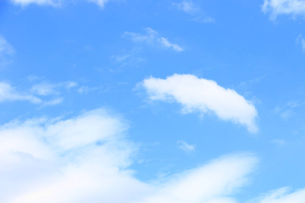 青い空に白いふわふわの雲。空の背景と空のテキストスペース. - 写真・画像