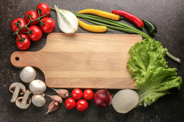 Cutting board and vegetables - Φωτογραφία, εικόνα
